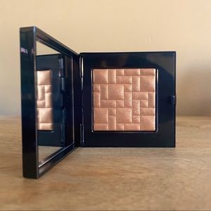 BOBBI BROWN Highlighting Powder in “Bronze Glow”